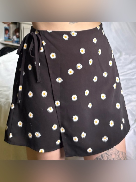 Pants - Daisy Print Black Wrap Skort